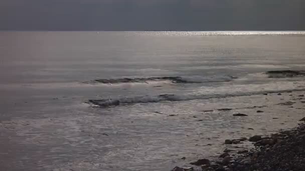 Havet vågor vid peeble strand — Stockvideo