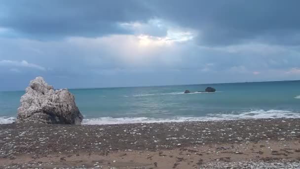 Petra tou Romiou legendarische rock met kalme zee — Stockvideo