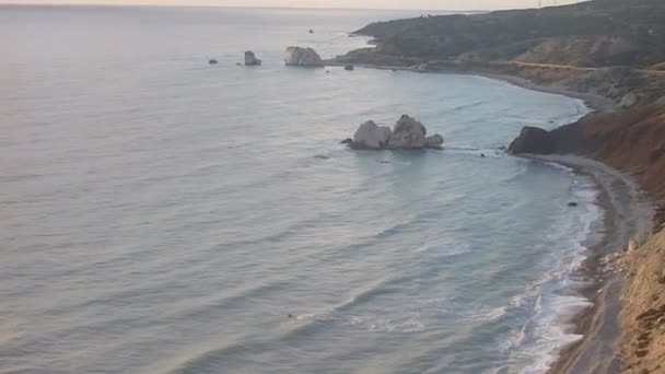 Petra tou Romiou legendaria roca con el mar tranquilo — Vídeos de Stock