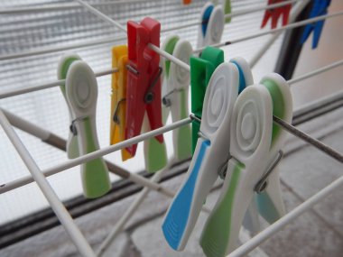 renkli plastik giysiler mandal satırlarındaki