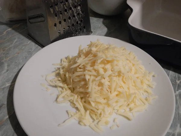 Amontoado de queijo edammer ralado preparado para cozinhar — Fotografia de Stock