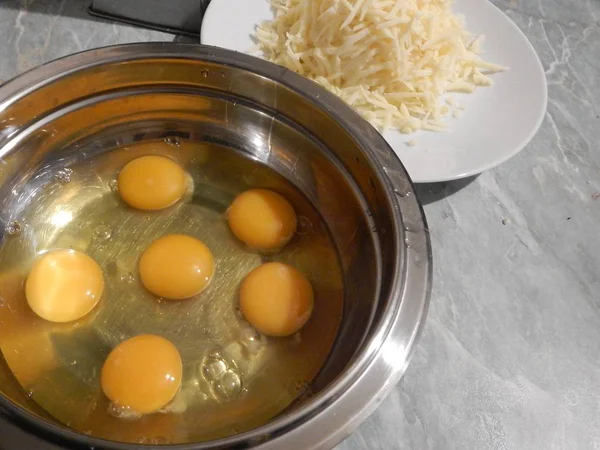 Geriebener Käse und Eier zum Kochen zubereitet — Stockfoto