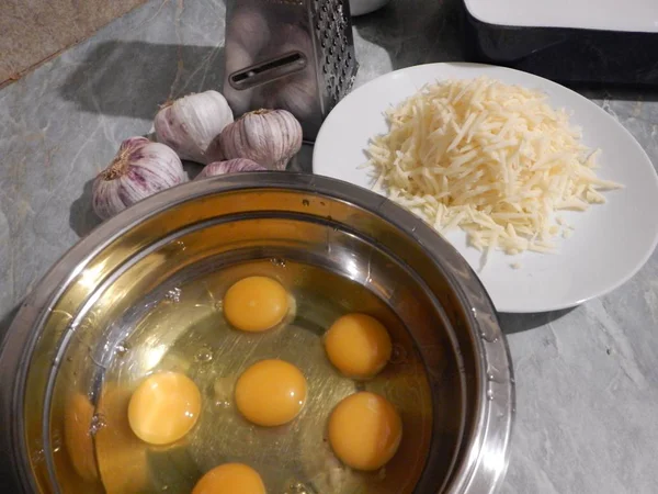 Geraspte kaas en eieren, bereid voor het koken — Stockfoto