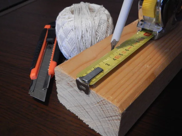 Prosm de madera con otras herramientas para los hombres prácticos — Foto de Stock
