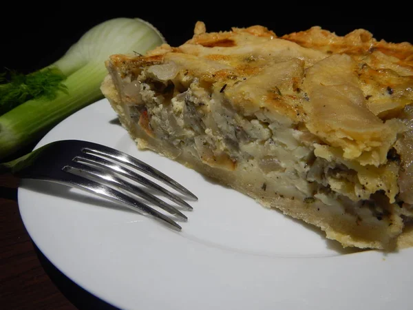 Frische heiße und leckere Zwiebel- und Käse-Sahnetorte — Stockfoto