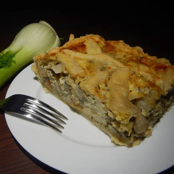 Frische heiße und leckere Zwiebel- und Käse-Sahnetorte — Stockfoto