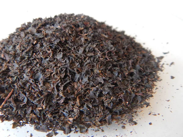 Small heap of black tea leaves — Stock Photo, Image