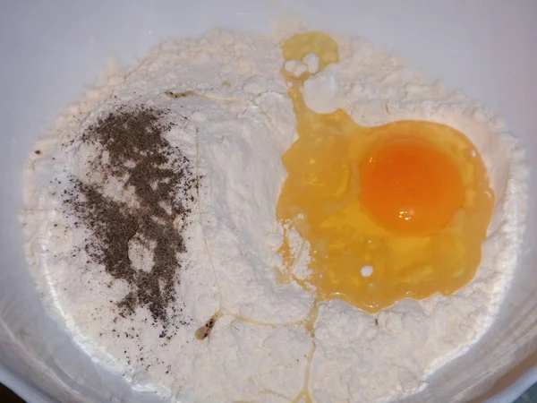 Farinha com ovo preparado para cozinhar — Fotografia de Stock
