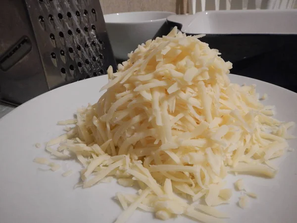 Tas de fromage edammer râpé préparé pour la cuisson — Photo