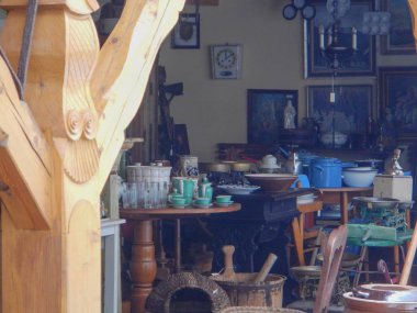 eski dükkanda bir arcade ile eski eserler