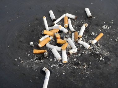 bir sokak unhealty insanlar tarafından terk sigara izmariti