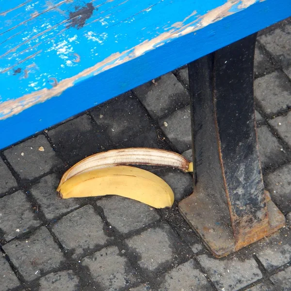 Casca de banana lixo em uma rua — Fotografia de Stock