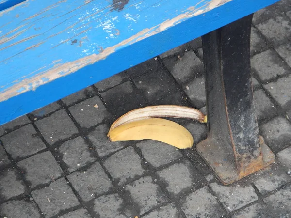 Casca de banana lixo em uma rua — Fotografia de Stock