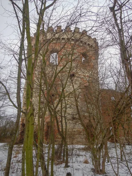 被遗弃的废墟的中世纪塔 — 图库照片