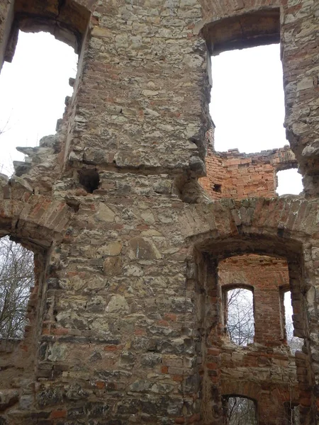 Ruina abandonada de una torre medieval — Foto de Stock