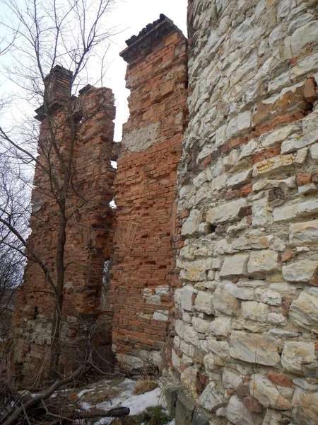 Verlaten van de ruïne van een middeleeuwse toren — Stockfoto