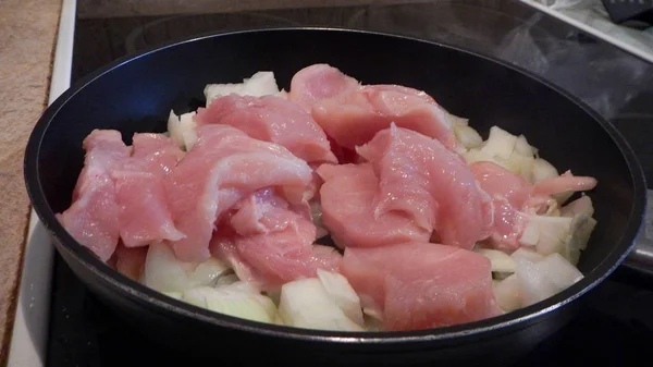 Konyhai előkészítése a csirkehús (tyúkhus) — Stock Fotó