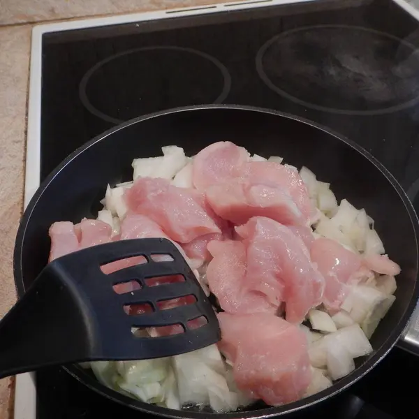 Preparação de cozinha de uma carne de frango — Fotografia de Stock