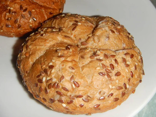 Zwei Stück Brot auf weißem Teller — Stockfoto