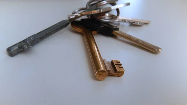 Kunci dari rumah di atas meja putih — Stok Foto