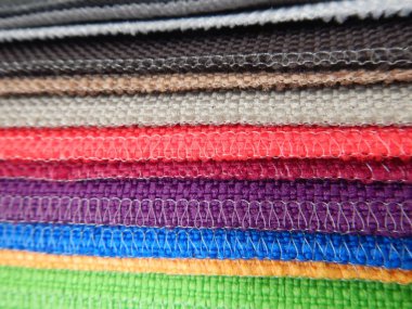 bir terzi Atölyesi'nde renkli kumaş örnekleri