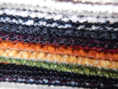 bir terzi Atölyesi'nde renkli kumaş örnekleri