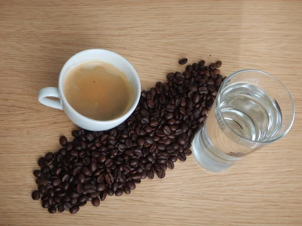 Beyaz fincan sıcak siyah kahve — Stok fotoğraf