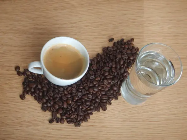 Witte kopje hete zwarte koffie — Stockfoto