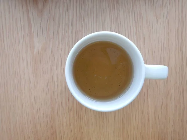 Beyaz fincan sıcak çay ahşap bir masa üzerinde — Stok fotoğraf