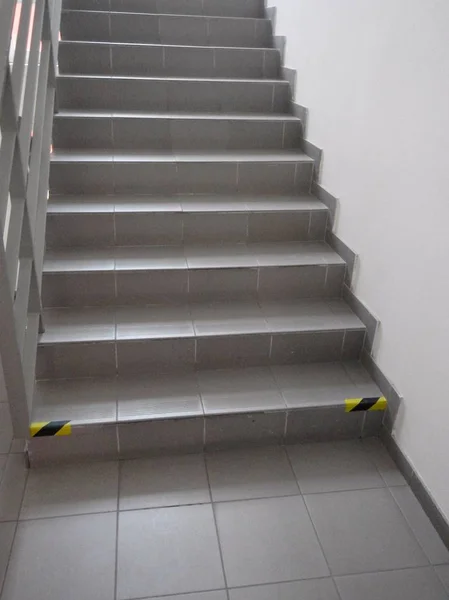 Egyszerű szürke csempézett beltéri lépcső — Stock Fotó