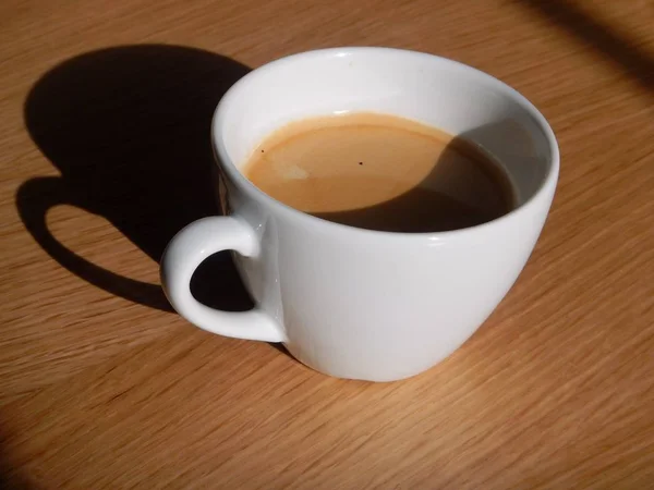 Xícara branca agradável de café preto quente — Fotografia de Stock