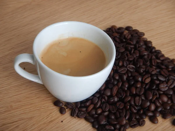 Ładny biały kubek gorącej kawy czarny — Zdjęcie stockowe