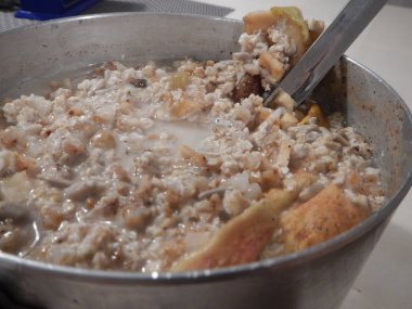 sağlıklı yulaf gevreği granola kahvaltı