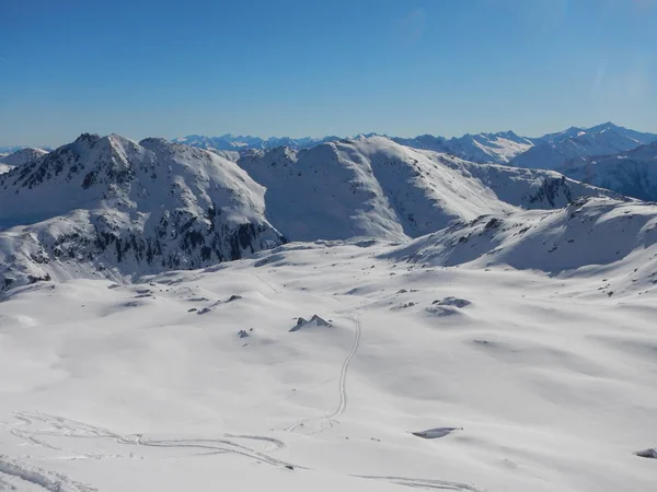 Inverno skitouring e escalada em alpes austríacos — Fotografia de Stock