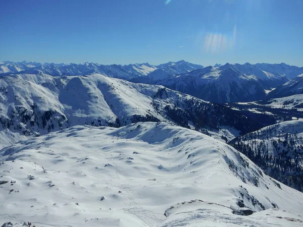 Vinter skitouring och klättring i österrikiska Alperna — Stockfoto