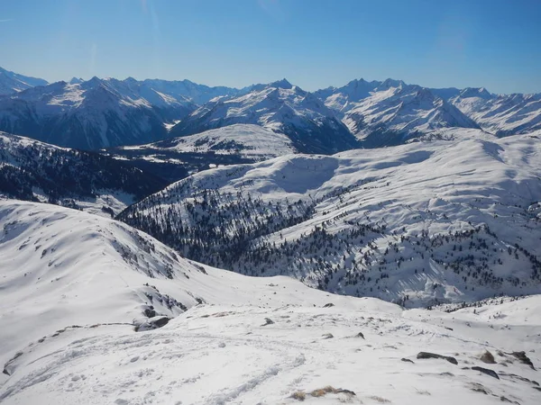 Winter skitouring en klimmen in de Oostenrijkse Alpen — Stockfoto