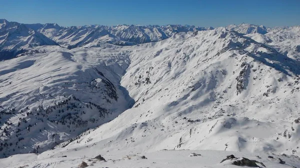 Téli skitouring és a hegymászás, osztrák Alpokban — Stock Fotó