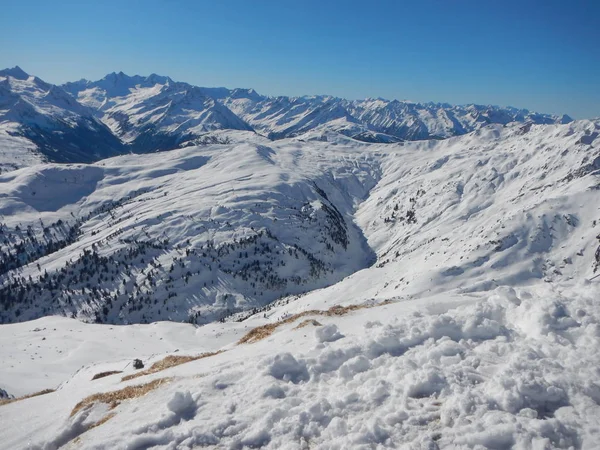 Зимний скиттинг и альпинизм в австрийских Альпах — стоковое фото