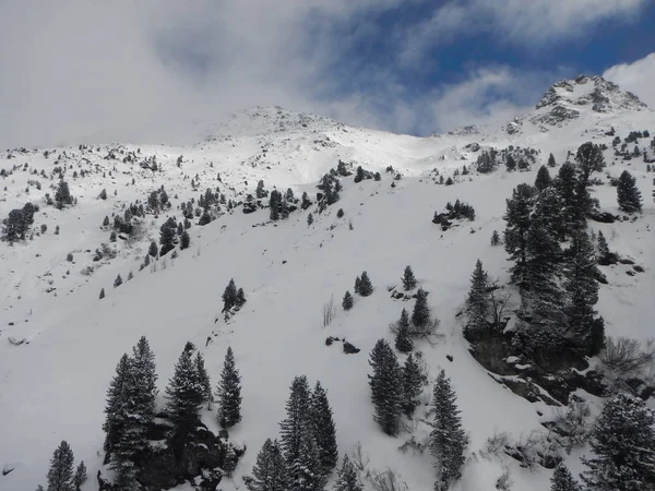 Winterskitouren und Klettern in den österreichischen Alpen — Stockfoto