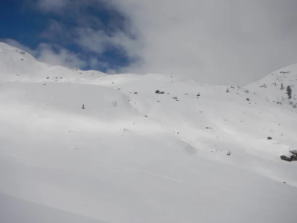 Winter skitouring en klimmen in de Oostenrijkse Alpen — Stockfoto
