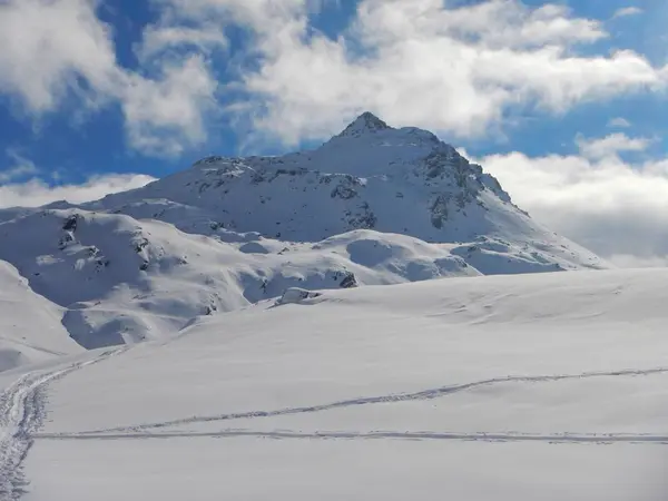 Winterskitouren und Klettern in den österreichischen Alpen — Stockfoto