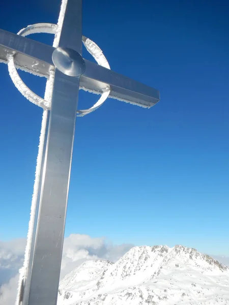 冬のオーストリア アルプスでクロス サミットします。 — ストック写真