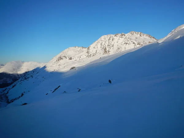 Winter skitouring en klimmen in de Oostenrijkse Alpen — Stockfoto