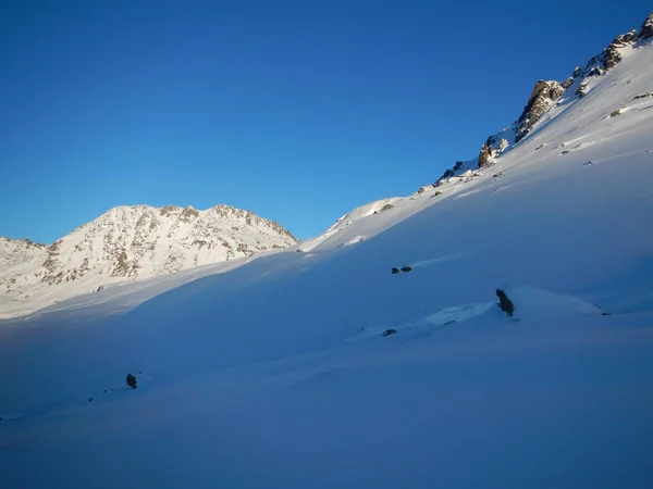 Inverno skitouring e escalada em alpes austríacos — Fotografia de Stock