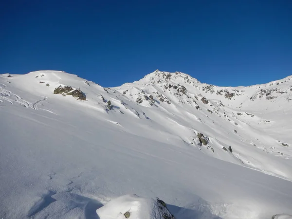 Vinter skitouring och klättring i österrikiska Alperna — Stockfoto