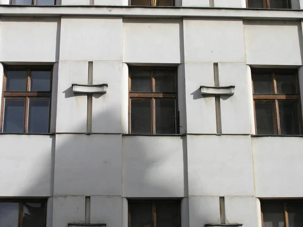 古いファサード windows スクエア パターン — ストック写真