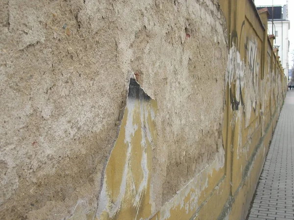 Стара гнила стіна на міській вулиці — стокове фото