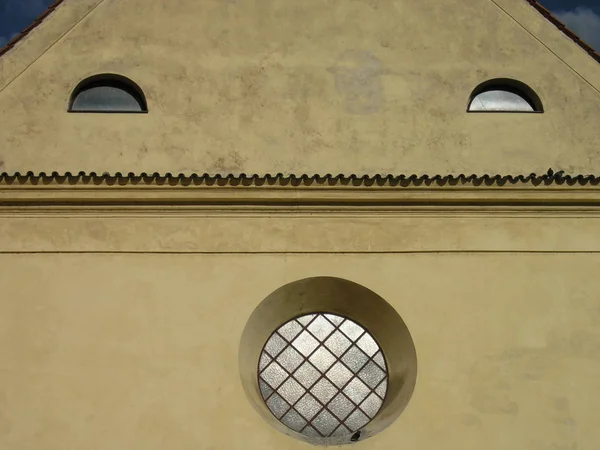 Fachada edifício histórico parece sorriso — Fotografia de Stock