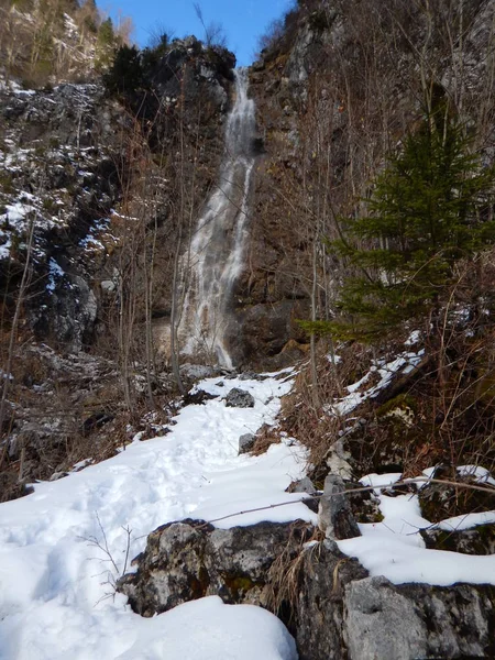 Klinser waterfall in totes gebirge mountains — Stock fotografie