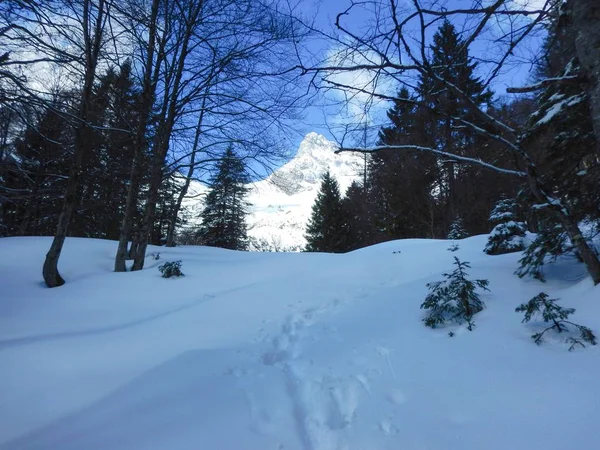 Bela paisagem de inverno de totes gebirge montanhas — Fotografia de Stock